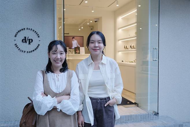서울 용산구 드파운드 한남 쇼룸 앞에서 조현수(왼쪽), 정은정 드파운드 공동대표가 사진을 찍고 있다.  드파운드