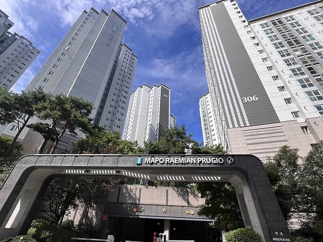 서울 마포구 ‘마포래미안푸르지오’ 아파트 입구. [박성렬 기자]
