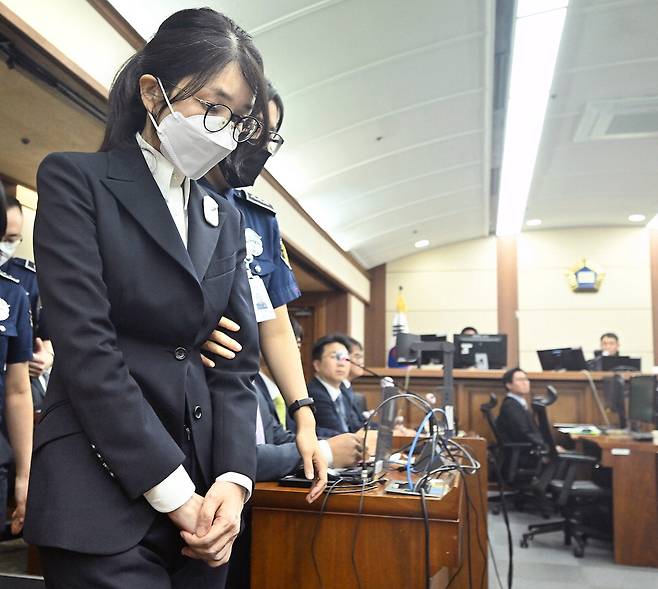 구속 수감 중인 김건희 여사가 24일 재판정으로 들어서고 있다. 사진공동취재단