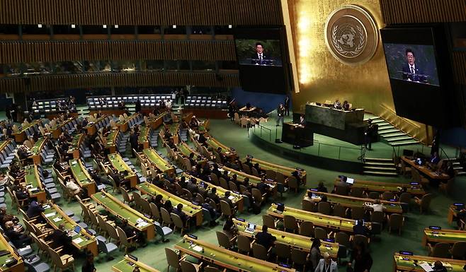 이재명 대통령이 23일(현지시간) 미국 뉴욕에서 열린 유엔 총회에서 기조연설을 하고 있다. 이 대통령은 한반도 평화 정책으로 교류(Exchange)·관계 정상화(Normalization)·비핵화(Denuclearization)가 담긴 END 구상을 발표했다. [사진 = 연합뉴스]