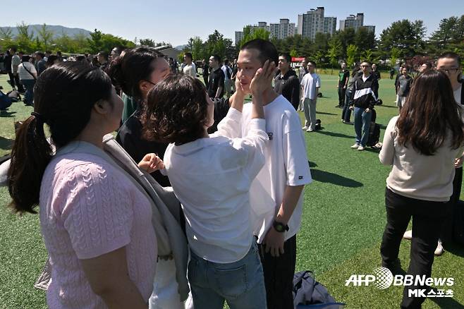 용인 55보병사단 신병교육대에서 입대식을 마친 신병들과 가족들이 작별 인사를 하고 있다. 사진=AFPBBNews=News1