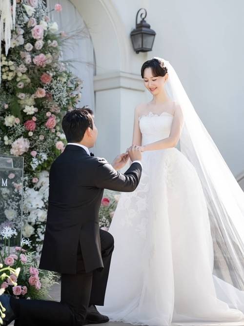 배우 이유영이 가족과 함께하는 특별한 결혼식을 올리며 팬들의 축하를 받았다. 사진=이유영 SNS