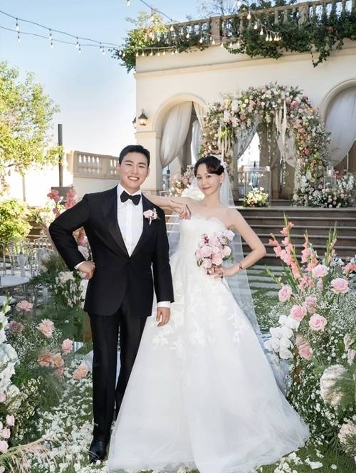 배우 이유영이 가족과 함께하는 특별한 결혼식을 올리며 팬들의 축하를 받았다. 사진=이유영 SNS