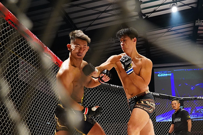 KMMA 미들급 챔피언을 지낸 권지후가 2025년 9월 일본 오사카 글래디에이터 032에서 고토 타케스에의 종합격투기 5연승을 저지하고 있다. 사진=대구반월당역 뽀빠이연합의원 제공