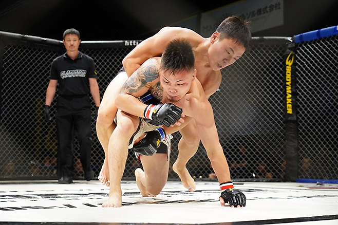 KMMA 플라이급 도전자 결정전 출신 박화랑이 2025년 9월 일본 오사카 글래디에이터 032에서 전승 파이터 이와사키 케이고를 그래플링으로 몰아붙이고 있다. 사진=대구반월당역 뽀빠이연합의원 제공