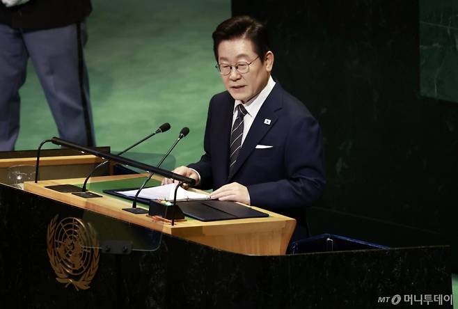 [뉴욕=뉴시스] 최동준 기자 = 이재명 대통령이 23일(현지 시간) 미국 뉴욕 유엔 본부에서 열린 제80차 유엔 총회에서 기조연설을 하고 있다. 2025.09.24. photocdj@newsis.com /사진=최동준