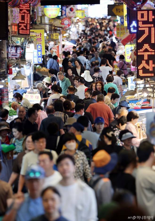 [부산=뉴시스] 하경민 기자 = 추석 연휴를 2주일 앞둔 21일 부산 부산진구 부전시장을 찾은 시민들이 제수용품 등을 구입하고 있다. 2025.09.21. yulnetphoto@newsis.com /사진=하경민