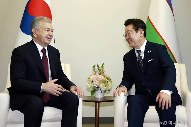 [뉴욕=뉴시스] 최동준 기자 = 이재명 대통령과 샤브카트 미르지요예프 우즈베키스탄 대통령이 23일(현지 시간) 미국 뉴욕 유엔 본부에서 정상회담을 하고 있다. 2025.09.24. photocdj@newsis.com /사진=최동준