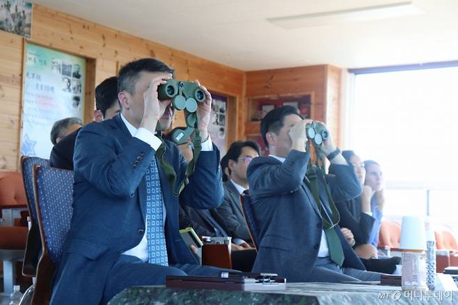 (서울=뉴스1) = 조창래 국방부 국방정책실장과 앙카 리 미합중국 국방부 동아시아부차관보 등 한미 양국 국방 및 외교 분야 주요 직위자들이 24일 제25차 한미통합국방협의체(KIDD) 회의를 계기로 중부전선 GOP를 방문, 접경지역 북한의 군사활동 및 우리 군의 대응을 점검하고 있다. (국방부 제공) 2024.9.24/뉴스1  Copyright (C) 뉴스1. All rights reserved. 무단 전재 및 재배포,  AI학습 이용 금지. /사진=(서울=뉴스1)