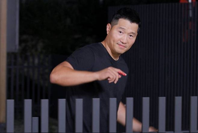 반려견 훈련사 강형욱이 지난 23일 방송된 채널A '개와 늑대의 시간'에 출연해 솔류션 도중 입질견에게 물려 피가 났다. 해당 장면은 강형욱이 문제의 발려견에게 손가락을 물려 다친 모습. /사진= 채널A '개와 늑대의 시간' 캡처