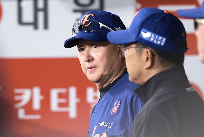 한화 이글스와 SSG랜더스가 각자의 사장으로 인해 우천 순연을 노리고 있다. 사진은 김경문 한화 이글스 감독의 모습. /사진=뉴시스
