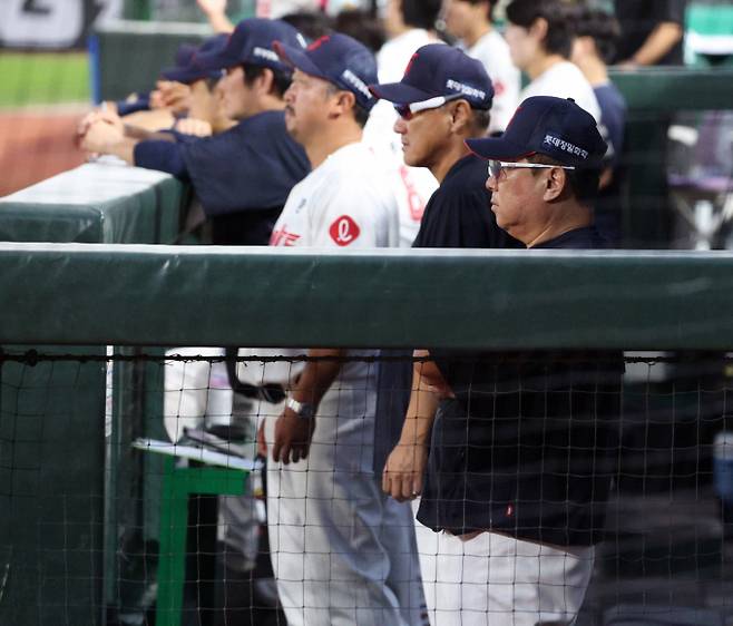 롯데 자이언츠가 자력 5위 탈환이 불가능해지면서 가을야구 무산 위기에 놓였다.  사진은 롯데 자이언츠 선수단을 지켜보는 코치들의 모습. /사진=스타뉴스