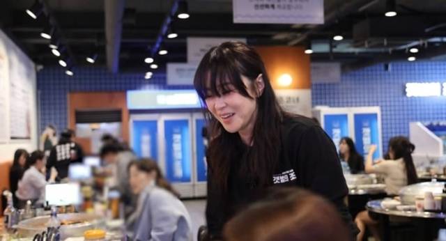 배우 최강희는 연기를 쉴 때 식당 아르바이트를 하며 스트레스와 생활고를 이겨냈다고 해서 젊은이들의 공감을 샀다.  유튜브 캡처