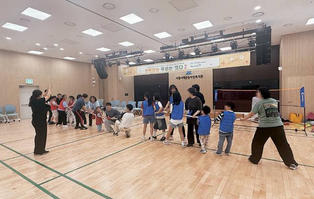 지난 5월 21일 시립서대문농아인복지관 가족돌봄아동지원 프로그램 ‘반짝이는 우리는 코다’에 참여한 아동들이 가족과 함께 체육활동을 하고 있다.  초록우산 제공
