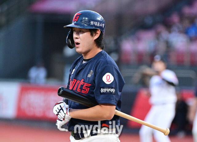 2025년 9월 3일 오후 경기도 수원KT위즈파크에서 열린 '2025 신한 SOL뱅크 KBO 리그' 롯데 자이언츠와 KT 위즈의 경기롯데 나승엽이 1회초 2사 후 삼진을 당한 뒤 아쉬워하고 있다./마이데일리