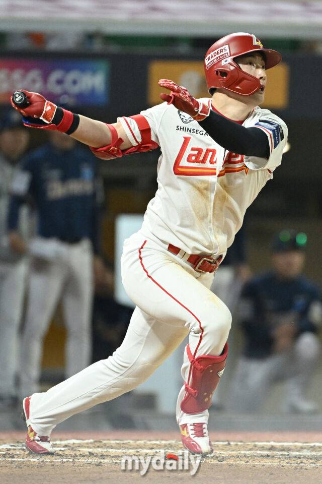 15일 인천 SSG랜더스필드에서 열린 '2025 신한 SOL BANK KBO리그' NC 다이노스와 SSG랜더스 경기. SSG 최지훈이 6회말 1사에 안타를 치고 있다./마이데일리