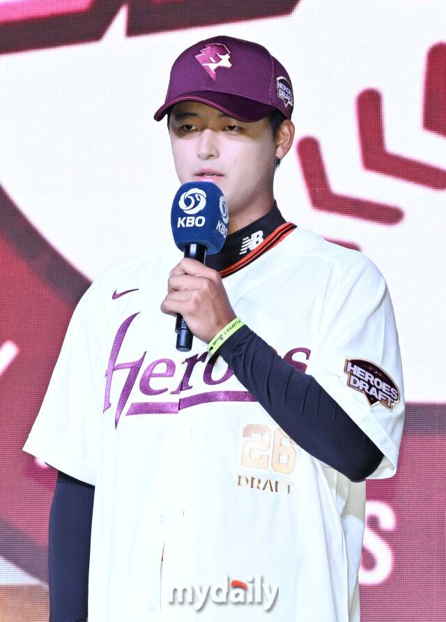 천안북일고 박준현이 17일 오후 서울 잠실 롯데호텔에서 진행된 '2026 KBO 신인 드래프트'에서 1라운드 1순위로 지명된 뒤 소감을 말하고 있다. 이번 드래프트는 전면 드래프트 방식으로 총 11라운드에 걸쳐 진행되며, 총 1,261명의 대상자 중 최대 110명이 KBO 10개 구단의 새 식구로 합류하게 된다. 지명 순서는 2024시즌 최종 순위 역순에 따라 키움 히어로즈를 시작으로 NC 다이노스, 한화 이글스, 롯데 자이언츠, SSG 랜더스, KT 위즈, 두산 베어스, LG 트윈스, 삼성 라이온즈, KIA 타이거즈 순으로 진행된다./잠실=송일섭 기자 andlyu@mydaily.co.kr
