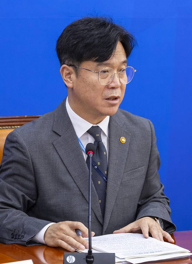 김영훈 고용노동부 장관이 15일 국회에서 열린 더불어민주당 산업재해예방TF 중대재해 예방을 위한 노동안전 종합대책 발표에서 발언하고 있다. [연합]