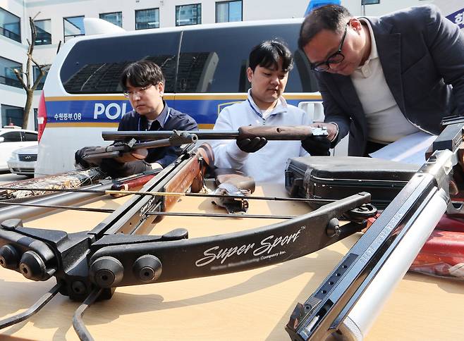 경기도 수원시 장안구 수원중부경찰서에서 범죄예방대응과 경찰관들이 보관 중인 무기 등을 살펴보고 있다. 사진은 기사 내용과 관계 없음. [연합]