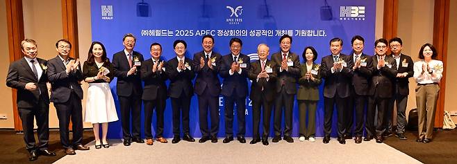 최진영 헤럴드미디어그룹 대표이사, 김병기 더불어민주당 원내대표, 송언석 국민의힘 원내대표를 비롯한 참석자들이 24일 오전 서울 중구 신라호텔 다이너스티홀에서 열린 헤럴드 기업포럼 2025 개막에 앞서 기념촬영을 하고 있다. 이상섭 기자