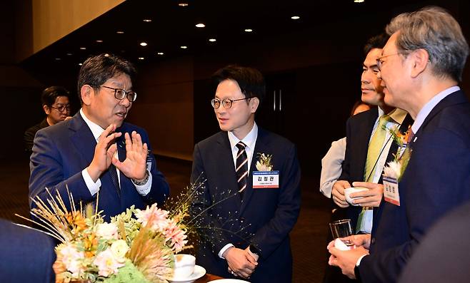 최진영 헤럴드미디어그룹 대표이사가 24일 오전 서울 중구 신라호텔 다이너스티홀에서 열린 헤럴드 기업포럼 2025 개막에 앞서 VIP룸에서 김정관 산업통상자원부 장관과 대화하고 있다. 이상섭 기자