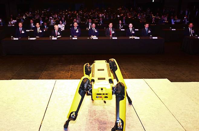 최진영 헤럴드미디어그룹 대표이사, 김병기 더불어민주당 원내대표, 송언석 국민의힘 원내대표를 비롯한 참석자들이 24일 오전 서울 중구 신라호텔 다이너스티홀에서 열린 헤럴드 기업포럼 2025에서 Spot 로봇의 시연을 관람하고 있다. 이상섭 기자