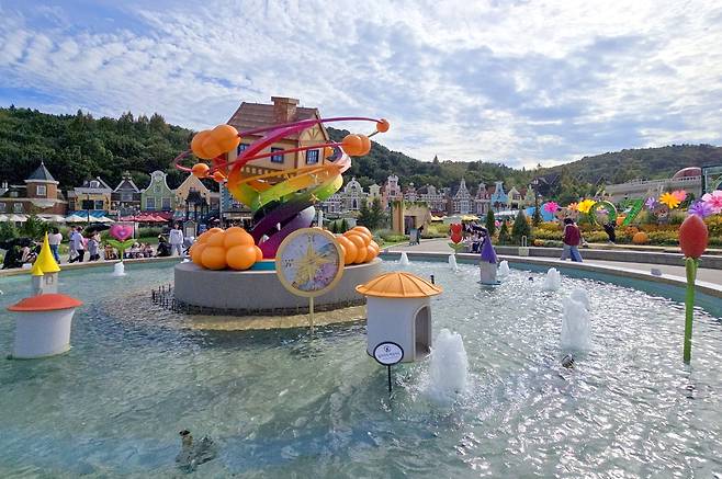 회오리바람과 시작되는 오즈의마법사 조형물이 네덜란드 풍차마을 잔세스칸스가 호위하는 포시즌스가든 한복판에 들어섰다.