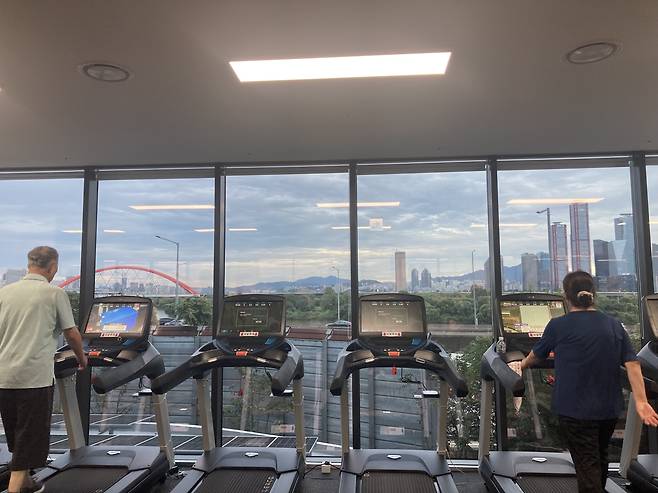 마포365구민센터 피트니스센터에서 구민들이 한강을 바라보며 운동하고 있다. 손인규 기자