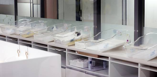 서울 시내의 한 산후조리원 신생아실 모습. 사진은 기사 내용과는 관계 없음 [뉴시스]