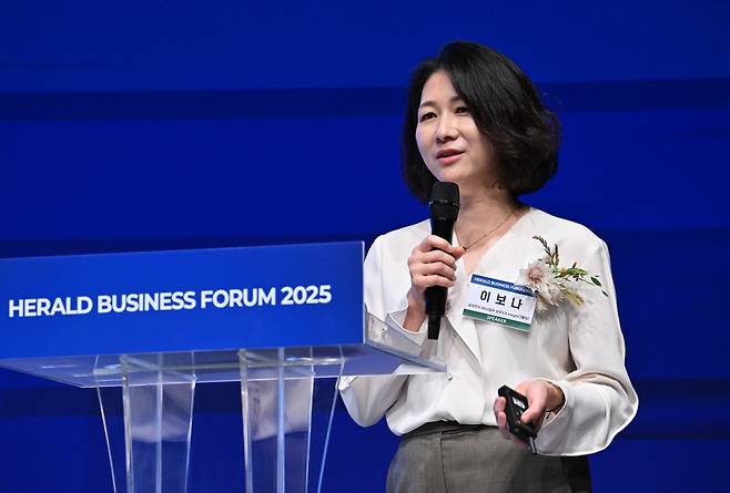 이보나 삼성전자 DA사업부 상무(CX Insight그룹장)가 24일 오전 서울 중구 신라호텔 다이너스티홀에서 열린 헤럴드 기업포럼 2025에서 ‘AI Home: 미래가 아닌 현실’을 주제로 강연을 하고 있다. 임세준 기자