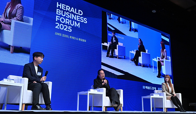 최성운(왼쪽부터) 스튜디오 언볼트 프로듀서, 송길영 작가, 이지영 울산과학기술원 인공지능대학원 특임교수가 24일 서울 중구 신라호텔 다이너스티홀에서 열린 헤럴드 기업포럼 2025스페셜 세션에서 ‘AI와 미래의 삶’을 주제로 대담을 나누고 있다. 임세준 기자