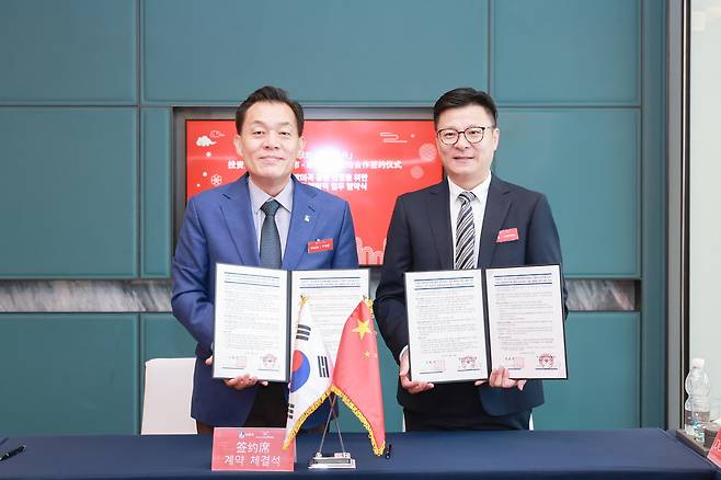 이재준 수원시장이 전략적 업무 협약 체결 후 린펑 동방미곡 총괄사장과 기념촬영을 하고 있다.[수원시 제공]