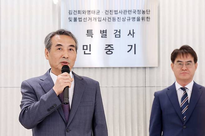 윤석열 전 대통령의 부인 김건희 여사 의혹 관련 사건을 수사하는 민중기 특별검사가 지난 7월 2일 오전 서울 종로구 KT광화문빌딩 웨스트에 마련된 특검 사무실에서 현판 제막을 한 뒤 인사말을 하고 있다. 임세준 기자