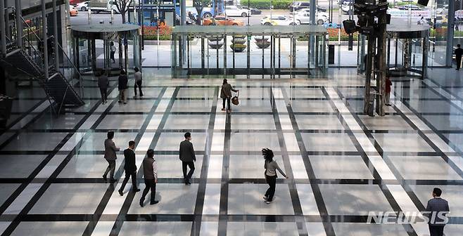 [서울=뉴시스] 추상철 기자 = 정부의 사회적 거리두기 해제에 따라 대기업의 사옥출근 비율이 늘고 있다. 18일 오후 전면 재택근무가 종료된 서울 강남구 포스코에서 직원들이 점심식사를 위해 이동하고 있다. 2022.04.18. scchoo@newsis.com