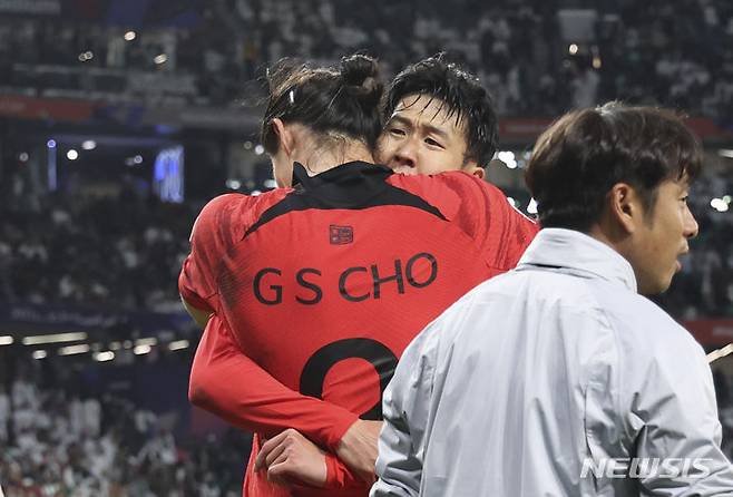 [알라이얀(카타르)=뉴시스] 김근수 기자 = 지난해 1월30일(현지시각) 카타르 알라이얀 에듀케이션 시티 스타디움에서 열린 아시아축구연맹(AFC) 2023 카타르 아시안컵 16강전 사우디아라비아 대 대한민국의 경기, 후반 조규성이 동점골을 넣고 손흥민과 기뻐하고 있다. 2024.01.31. ks@newsis.com