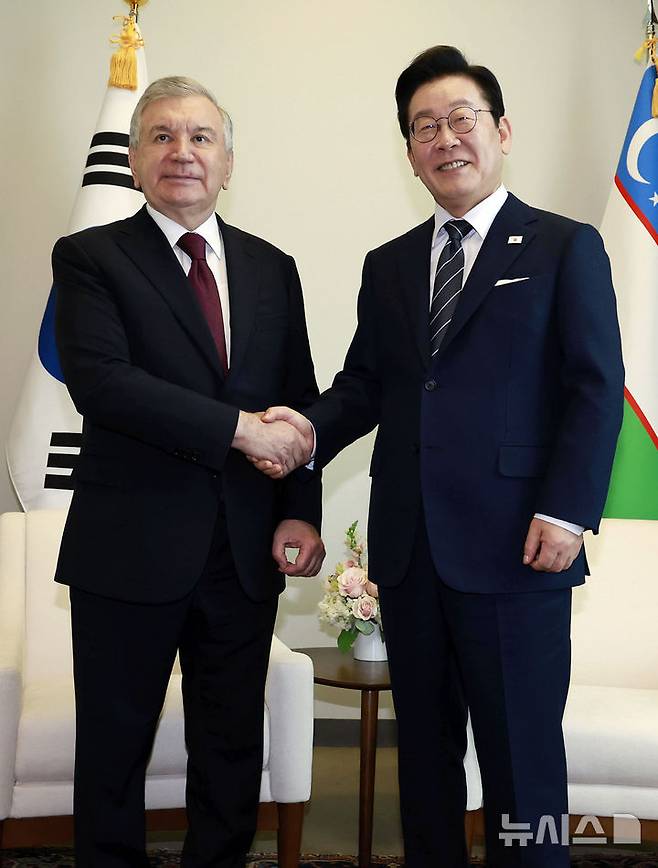 [뉴욕=뉴시스] 최동준 기자 = 이재명 대통령과 샤브카트 미르지요예프 우즈베키스탄 대통령이 23일(현지 시간) 미국 뉴욕 유엔 본부에서 정상회담에 앞서 기념촬영을 하고 있다. 2025.09.24. photocdj@newsis.com