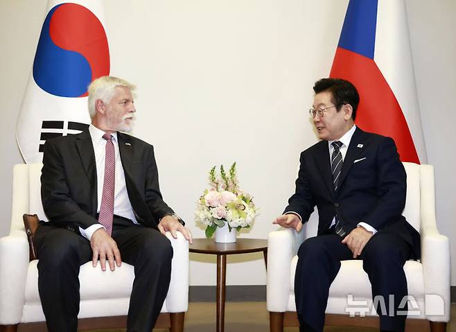 [뉴욕=뉴시스] 최동준 기자 = 이재명 대통령과 페트르 파벨 체코 대통령이 23일(현지 시간) 미국 뉴욕 유엔 본부에서 정상회담을 하고 있다. 2025.09.24. photocdj@newsis.com