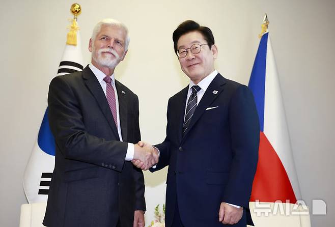 [뉴욕=뉴시스] 최동준 기자 = 이재명 대통령과 페트르 파벨 체코 대통령이 23일(현지 시간) 미국 뉴욕 유엔 본부에서 정상회담에 앞서 기념촬영을 하고 있다. 2025.09.24. photocdj@newsis.com