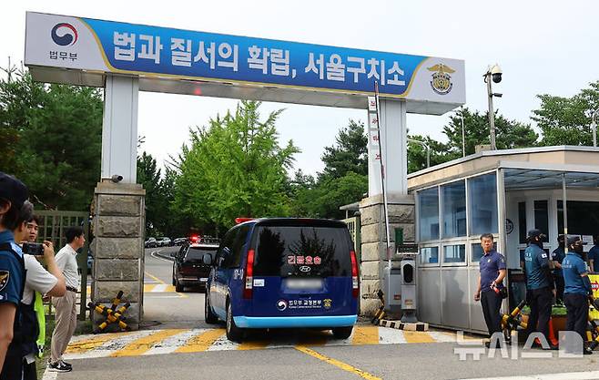 [의왕=뉴시스] 황준선 기자 = 18일 오후 구속적부심을 마친 윤석열 전 대통령이 탑승한 것으로 추정되는 호송 차량이 경기 의왕시 서울구치소로 들어서고 있다.  2025.07.18. hwang@newsis.com
