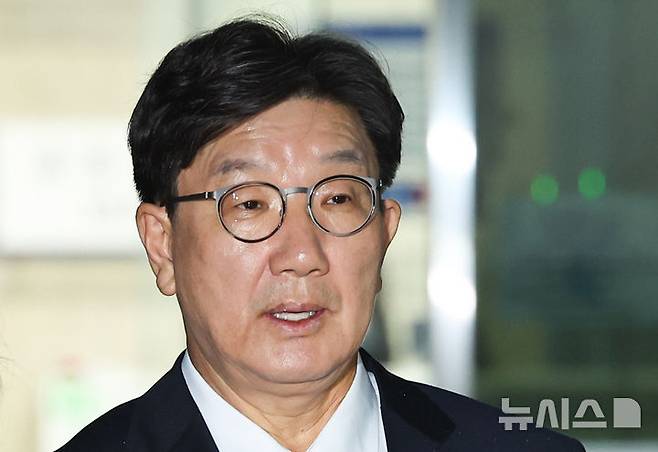 [서울=뉴시스] 최진석 기자 = 전직 통일교 간부에게 불법 정치자금을 수수한 혐의를 받는 권성동 국민의힘 의원이 지난 16일 서울 서초구 서울중앙지법에서 구속 전 피의자 심문(영장실질심사)을 마친 뒤 대기 장소인 서울구치소로 향하고 있다. 2025.09.24. myjs@newsis.com