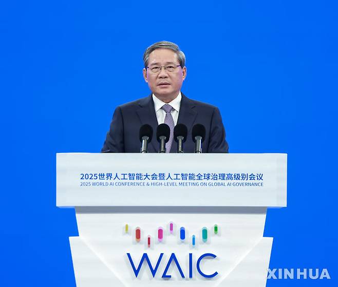 [상하이=신화/뉴시스] 제80차 유엔(UN) 총회 참석을 위해 미국을 방문 중인 리창 중국 국무원 총리가 23일(현지 시간) 미국 뉴욕 유엔본부에서 중국이 주최한 글로벌 발전 이니셔티브(GDI) 고위급 회의에서 앞으로 세계무역기구(WTO) 협상에서 개발도상국에게 주어지는 특별 대우를 받지 않겠다고 선언했다. 사진은 지난 7월 26일 상하이에서 열린 국제 인공지능(AI) 콘퍼런스 및 글로벌 AI 거버넌스 고위급 회의 개막식에서 연설하는 리 총리. 2025.09.24