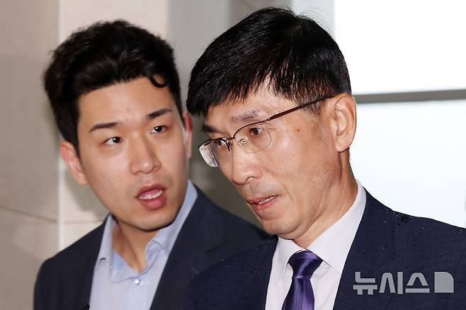 [서울=뉴시스] 조성우 기자 = 임기훈 전 국가안보실 국방비서관이 24일 오후 서울 서초구 순직 해병 특별검사팀 사무실에서 참고인 소환 조사를 받기 위해 출석하고 있다. 2025.09.24. xconfind@newsis.com