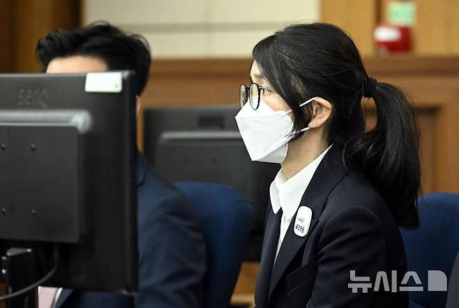 [서울=뉴시스] 사진공동취재단 = 도이치모터스 주가조작, 통일교 청탁·뇌물 수수 의혹 혐의 등으로 구속기소 된 김건희 여사가 24일 오후 서울 서초구 서울중앙지방법원에서 열린 첫 재판에 출석해 있다. 2025.09.24. photo@newsis.com