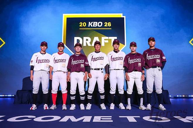 [서울=뉴시스] 17일 서울 송파구 롯데호텔월드에서 열린 2026 KBO 신인 드래프트에서 키움 히어로즈에 지명된 신인 선수들이 기념촬영을 하고 있다. (사진=키움 히어로즈 제공) 2025.09.17. *재판매 및 DB 금지