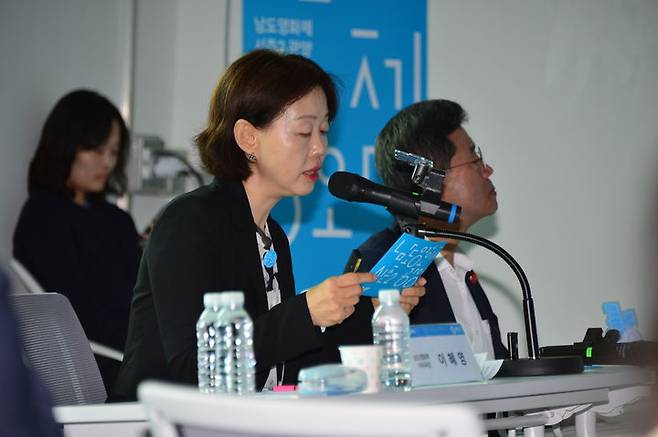 [광양=뉴시스] 김석훈 기자 = 남도영화제(NamDo Film Festival, NDFF) 이혜영 사무국장이 24일 오전 광양수산물유통센터 2층에서 '남도영화제 시즌2 광양'에 대해 소개하고 있다. 2025.09.24. kim@newsis.com *재판매 및 DB 금지