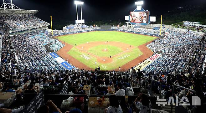 [대구=뉴시스] 이무열 기자 = 한국프로야구가 단일 시즌 최다 관중 신기록을 작성했다. 대구에는 2만4000명 만원 관중이 들어차며 삼성은 시즌 47번째 홈 경기 매진을 기록했다. 인천에는 2만1529명이, 창원에는 6590명의 관객이 찾았다.이에 이날 경기 전까지 1084만9054명을 기록했던 올 시즌 총관객 수는 지난해 1088만7705명을 뛰어 넘는 1090만1173명을 달성했다. 사진은 이날 대구 수성구 삼성라이온즈파크에서 열린 KBO 리그 키움 히어로즈와 삼성 라이온즈의 경기에서 관중들이 열띤 응원을 하고 있다. 2025.09.05. lmy@newsis.com