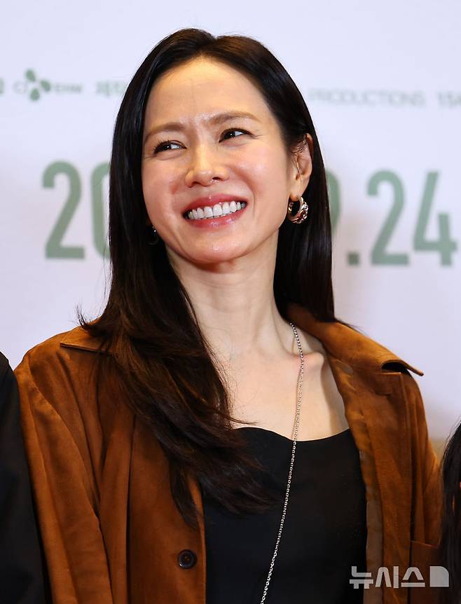 [서울=뉴시스] 최진석 기자 = 배우 손예진이 22일 오후 서울 용산구 CGV용산아이파크몰에서 영화 '어쩔수가없다' VIP시사회에서 포즈를 취하고 있다. 2025.09.22. myjs@newsis.com