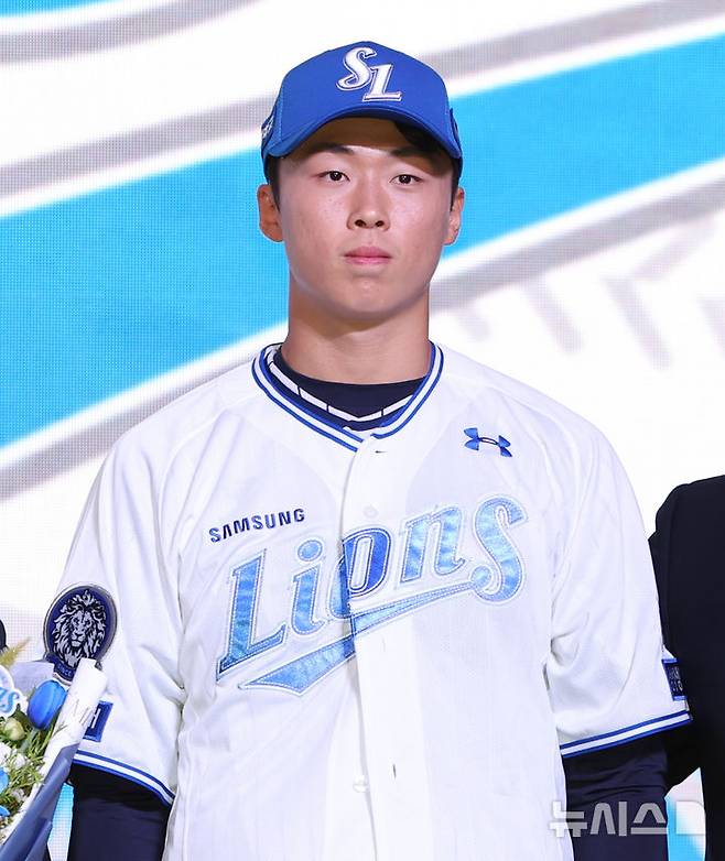 [서울=뉴시스] 황준선 기자 = 17일 오후 서울 송파구 롯데호텔월드에서 열린 2026 KBO 신인 드래프트에서 삼성 라이온즈 1라운드 지명된 서울고 이호범이 기념촬영 하고 있다. 2025.09.17. hwang@newsis.com