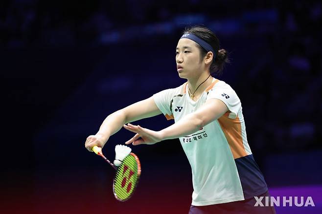 [선전=신화/뉴시스] 안세영(1위)이 21일(현지 시간) 중국 광둥성 선전 아레나에서 열린 '2025 세계배드민턴연맹(BWF) 리닝 중국 마스터스(슈퍼750) 여자 단식 결승전에서 한웨(3위·중국)와 경기하고 있다. 안세영이 33분 만에 2-0(21-11 21-3)으로 완승하고 대회 2연패를 달성했다. 2025.09.21.