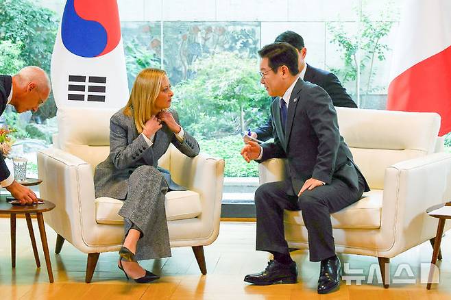 [뉴욕=뉴시스] 최동준 기자 = 이재명 대통령과 조르자 멜로니 이탈리아 총리가 24일(현지 시간) 미국 뉴욕 주유엔 대한민국 대표부에서 한-이탈리아 정상회담을 하고 있다. 2025.09.24. photocdj@newsis.com
